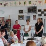 Od lewej stoją: Agnieszka Wodnicka - Prezes Stowarzyszenia "Aktywni w Sosnowicy", Joanna Krośko - Kierownik ŚDS w Sosnowicy "Zielony Zakątek", Krystyna Jaśkiewicz - Członek Stowarzyszenia "Aktywni w Sosnowicy", Marta Armacińska - Dyrektor Gminnej Biblioteki Publicznej w Sosnowicy