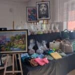 Wystawa prac wszystkich uczestników projektu: w tle prace wykonane haftem diamentowym