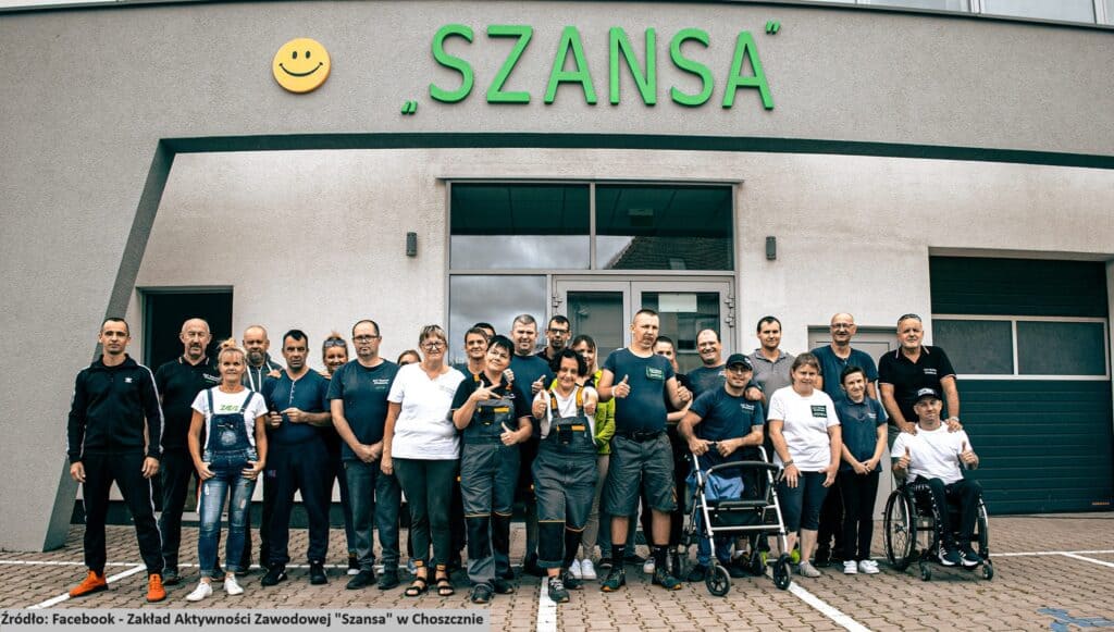 Zdjęcie grupowe uczestników Zakładu Aktywności Zawodowej "Szansa" w Choszcznie
