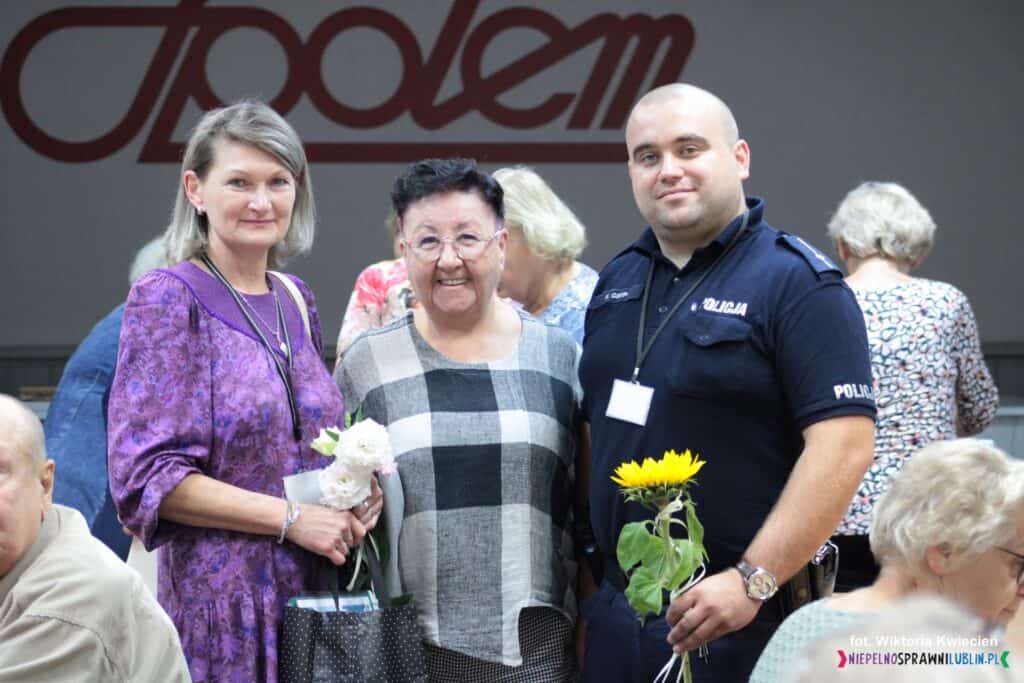 Stoją od lewej: Pani Elżbieta Konowałek, Pani Elżbieta Sagan, Pan Kamil Gnyp