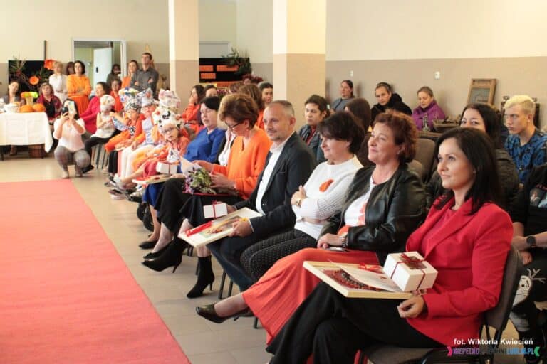 Goście zgromadzeni w Sali Konferencyjnej podczas "Święta Chleba, Dyni i Jarzębiny"