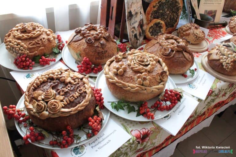 Prace uczestników wykonane w ramach obchodów "Święta Chleba, Dyni i Jarzębiny" w międzyszkolnym konkursie na "Najładniejszy ozdobny chleb okolicznościowy"