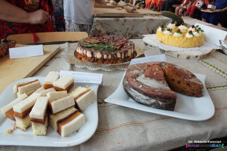 Prace uczestników wykonane w ramach obchodów "Święta Chleba, Dyni i Jarzębiny" w międzyszkolnym konkursie na "Najsmaczniejsze Ciasto z Dynią"