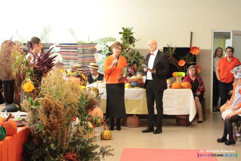 Od lewej stoją Pani Dyrektor Iwona Majewska oraz Pan Grzegorz Orłowski