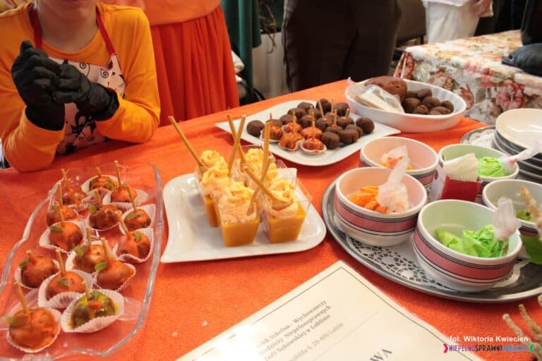 Wyroby z dyni na stanowisku przygotowanym przez Świetlicę Szkolną Szkoły Podstawowej przy ul. Hirszfelda