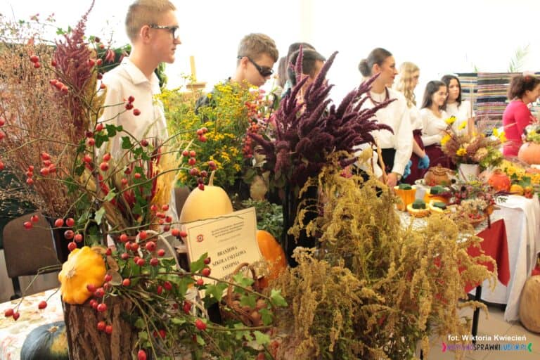 Dekoracja roślinna na stanowisku przygotowanym przez Branżową Szkołę Usługową I stopnia w zawodzie Ogrodnik przy ul. Wyścigowej