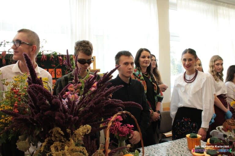 Uczniowie i nauczyciele branżowej Szkoły Usługowej I stopnia w zawodzie Ogrodnik przy ul. Wyścigowej