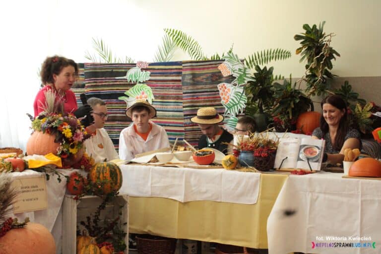Stanowisko wystawiennicze przygotowane przez Uczniów i Nauczycieli Szkoły Specjalnej Przysposabiającej do Pracy przy ul. Wyścigowej