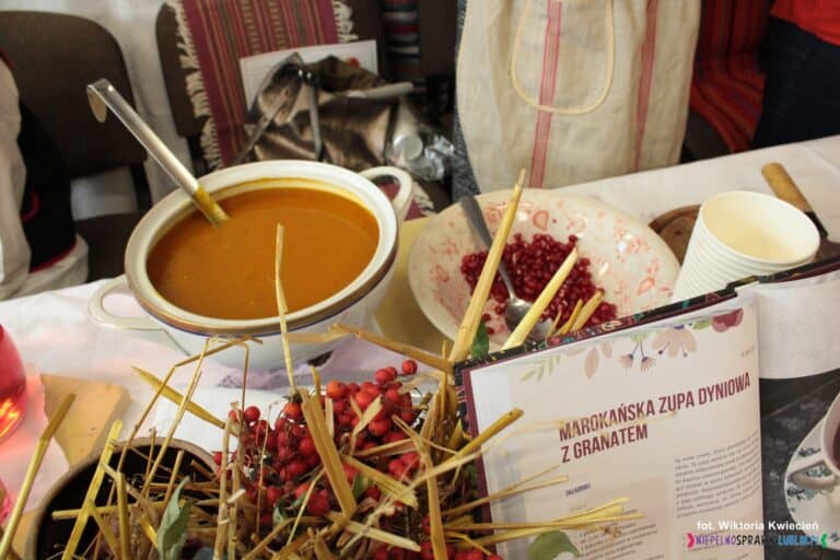 Marokańska zupa dyniowa z granatem, przygotowana przez Panią Agnieszkę Bednarską wg przepisu pochodzącego z Jej książki "Bez glutenu, bez nabiału, bez cukru. Sekrety naturalnego gotowania"