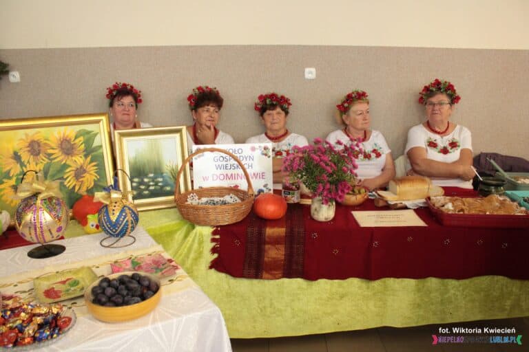 Stoisko przygotowane przez Koło Gospodyń Wiejskich w Dominowie