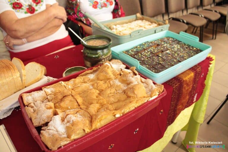 Ciasta na stoisku Koła Gospodyń Wiejskich w Dominowie