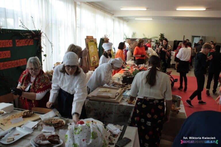 Uczestnicy "Święta Dyni, Chleba i Jarzębiny"