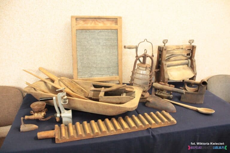 Ekspozycja drewnianych zabytkowych przedmiotów użytku codziennego