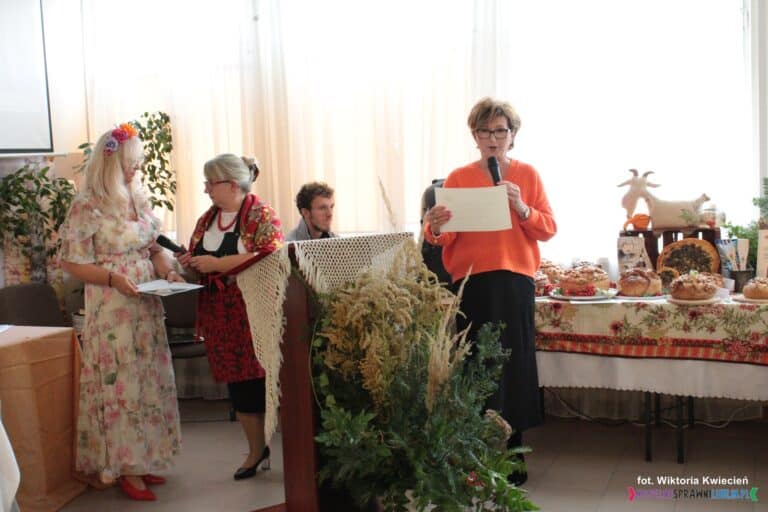 Wręczenie nagród i podziękowań przez Panią Iwonę Majewską - Dyrektor SOSW dla Dzieci i Młodzieży Niepełnosprawnych im. Prof. Zofii Sękowskiej w Lublinie