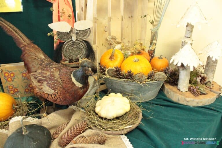 Jesienna dekoracja w holu SOSW