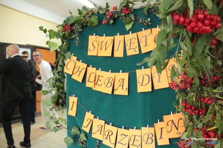 Dekoracja z napisem "Święto Chleba, Dyni i Jarzębiny" w holu SOSW