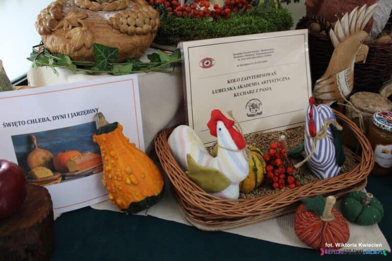 Dekoracja w holu SOSW Koła Zainteresowań Lubelskiej Akademii Artystycznej Kucharz z Pasją