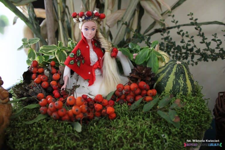 Wieniec jesienny z wykorzystaniem lalki w stroju ludowym