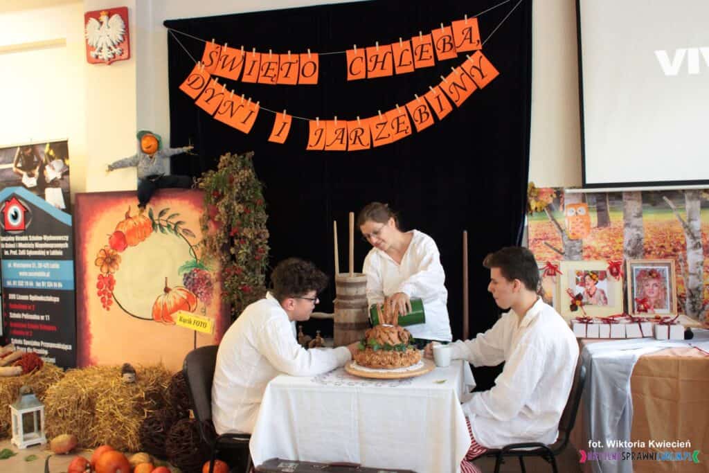 Pani Magdalena Bogdanowicz oraz uczniowie: Kuba Ćwiek i Łukasz Poznański w pantomimie do piosenki Janusza Laskowskiego "Śnił mi się rodzinny dom"