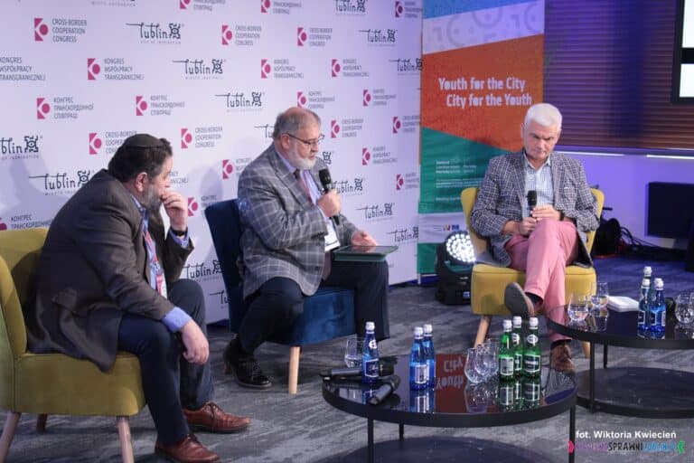 Uczestnicy panelu "Młodzi 2023"