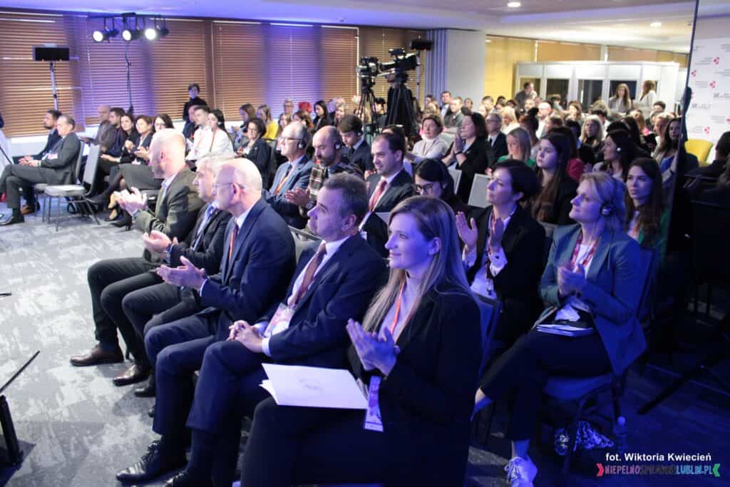 Uroczyste otwarcie Kongresu Współpracy Transgranicznej 2023 "Miasto Młodych"; uczestnicy zgromadzeni w sali konferencyjnej