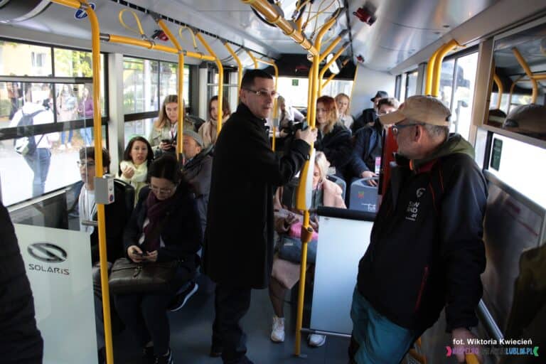 Uczestnicy wizyty studyjnej "Study in Lublin i poznaj gospodarczy Lublin" podczas podróży autobusem