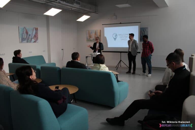 Uczestnicy wizyty studyjnej "Study in Lublin i poznaj gospodarczy Lublin" we wnętrzu Stołówki Studenckiej UMCS "Trójka"