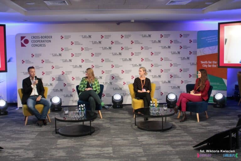 Uczestnicy panelu "Youth work – praca z młodzieżą i dla młodzieży"