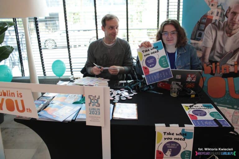 Stoisko z materiałami promocyjnymi