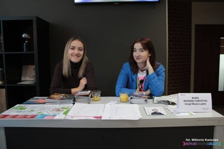 Stoisko z materiałami informacyjnymi Biura Rozwoju Turystyki Urzędu Miasta Lublin
