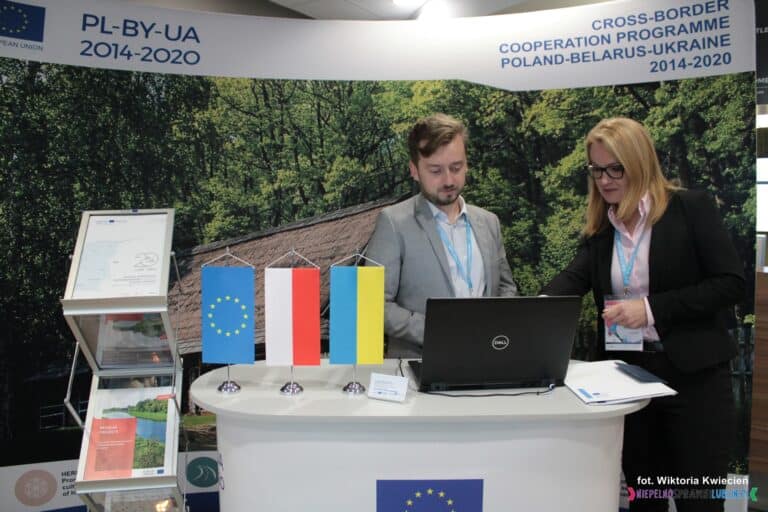 Stoisko informacyjne Programu Współpracy Transgranicznej Polska-Białoruś-Ukraina 2014-2020