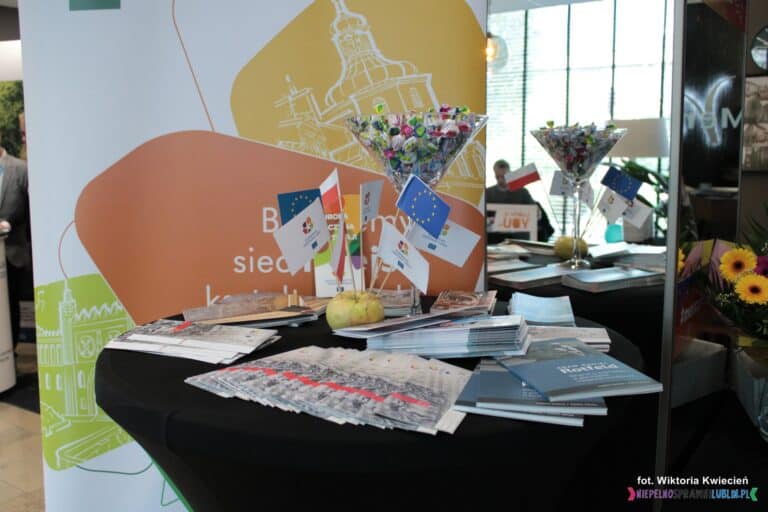 Materiały informacyjne przy punkcie rejestracji