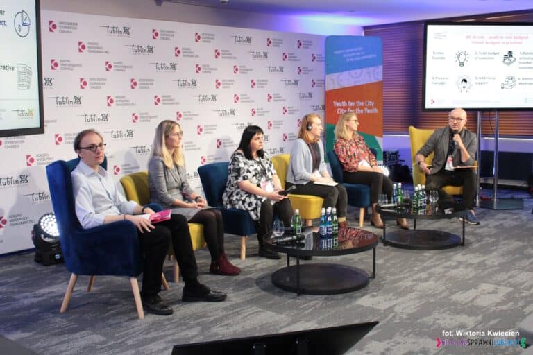 Uczestnicy panelu "DecydujemyMY – młodzież w budżetach obywatelskich (YOUth budgets in practice)"