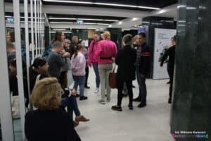 Uczestnicy we foyer Opery Lubelskiej