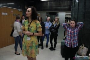 Pani Dorota wraz z uczestnikami przy drzwiach wejściowych na salę widowiskową