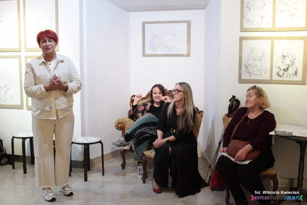 Wernisaż wystawy prac Aleksandry Rogali "Prostą kreską" w Galerii Art Brut