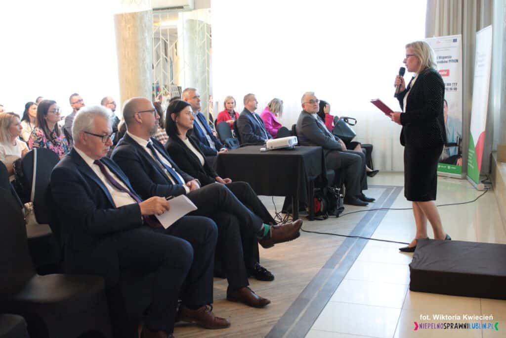 Rozpoczęcie "Spotkania sieciującego CIDON przy Oddziale Lubelskim PFRON w 2023 roku" - do uczestników przemawia Pani Małgorzata Paprota - Dyrektor Oddziału Lubelskiego PFRON