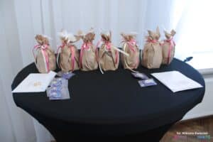 Przygotowane do wręczenia drobne upominki oraz odznaczenia „Ambasador Polskiego Stowarzyszenia Diabetyków” oraz „Złote Serce”