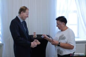 Pan Paweł Zehner odbiera odznaczenie "Złote Serce"