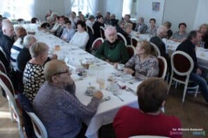 Członkowie Koła nr 3 PSD zgromadzeni przy stołach w Restauracji Lawendowy Dworek w Lublinie
