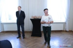 Od lewej stoją: Pan Paweł Zehner, Pani Elżbieta Sagan