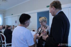 Pani Krystyna Widomska odbiera odznakę "Złote Serce"