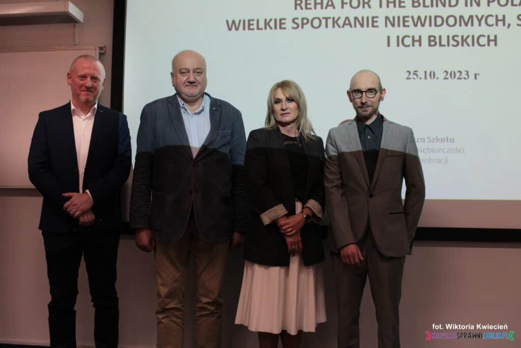 Konferencja Regionalna REHA FOR THE BLIND IN POLAND 2023; od lewej stoją: Pan Piotr Osipa, Pan Wojciech Dec, Pani Monika Mirosław, Pan Łukasz Lewicki