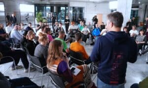 Uczestnicy siedzący w okręgu podczas nagrania programu "Autentyczni", fot. Piotr Mizerski/TVN