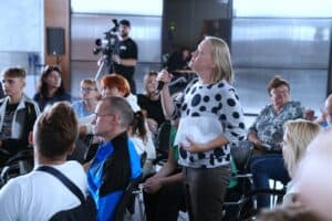 Pani Dominika Mendel w roli dziennikarki, fot. Piotr Mizerski/TVN