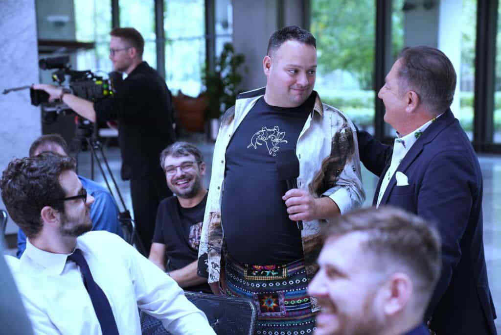 Lublinianie w spektrum autyzmu dziennikarzami TVN, na zdjęciu Pan Adam Saran w towarzystwie Pana Roberta Makłowicza; fot. Piotr Mizerski/TVN