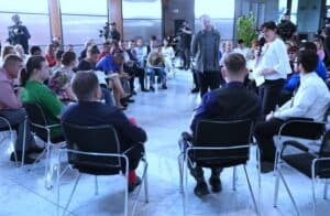 Pani Ewelina Korzeniowska wśród uczestników programu, fot. Piotr Mizerski/TVN