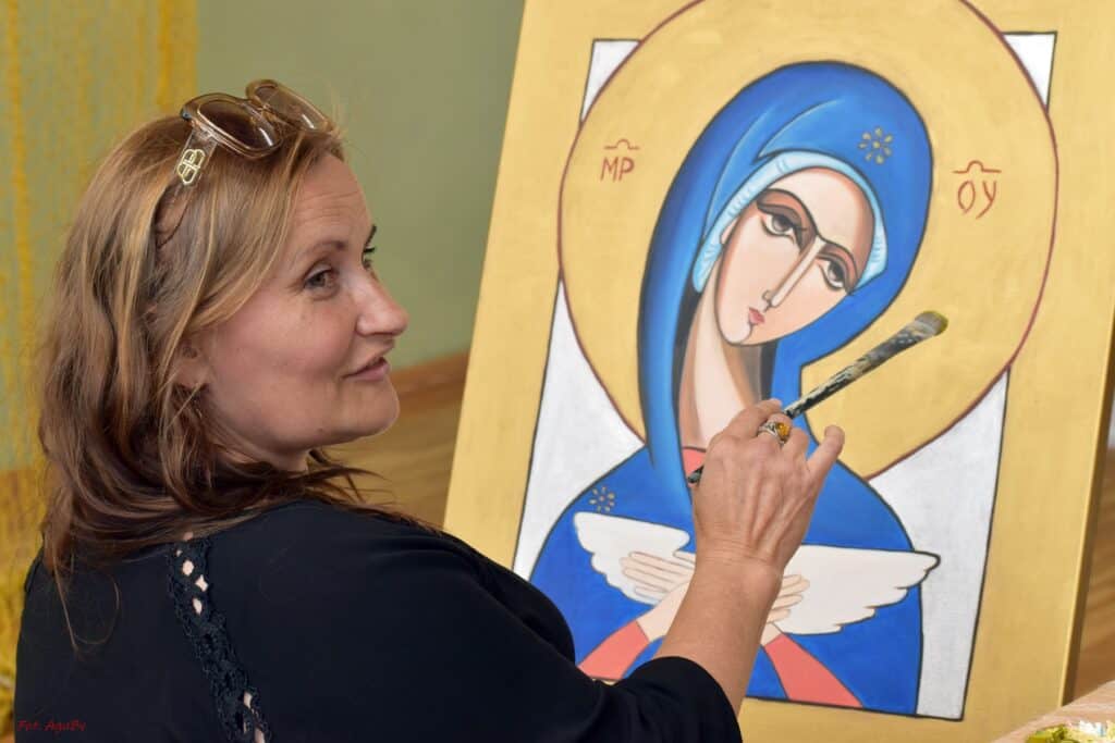 Urszula Bydlińska w trakcie malowania ikony Maryji Oblubienicy Ducha świętego