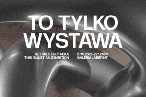 Biały napis na abstrakcyjnym szarym tle: To tylko wystawa / Це лише виставка / This Is Just an Exhibition. 27.10.2023-22.01.2024