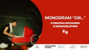 Z lewej strony znajduje się zdjęcie, na którym mężczyzna z brodą i noszący na szyi białe obręcze cyrkowe pochyla się nad wózkiem dziecięcym. Z prawej strony widnieje biały napis na czerwonym tle, który głosi "MONODRAm "CII..." - CYRKOWA OPOWIEŚĆ O RODZICIELSTWIE". Poniżej umieszczony jest również piktogram tłumacza języka migowego.